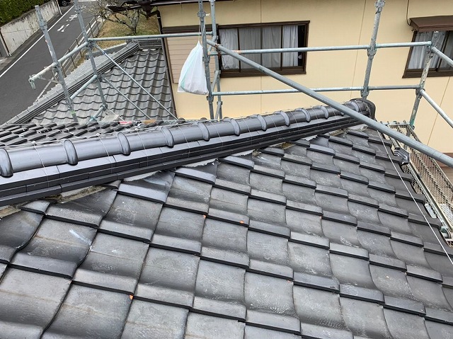 名東区の瓦屋根住宅で雨漏りが発生しご相談をいただいた事例、原因は棟瓦の歪みで積み直し工事を実施